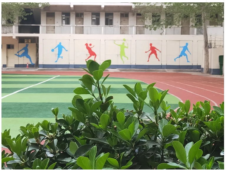 点靓校园 约“绘”春天——郑州优胜实验中学艺术部开展墙体彩绘校园美化活动
