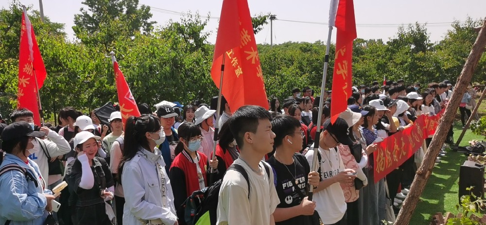描绘春天，放飞梦想——郑州优胜实验中学组织高一美术生赴樱桃沟景区写生