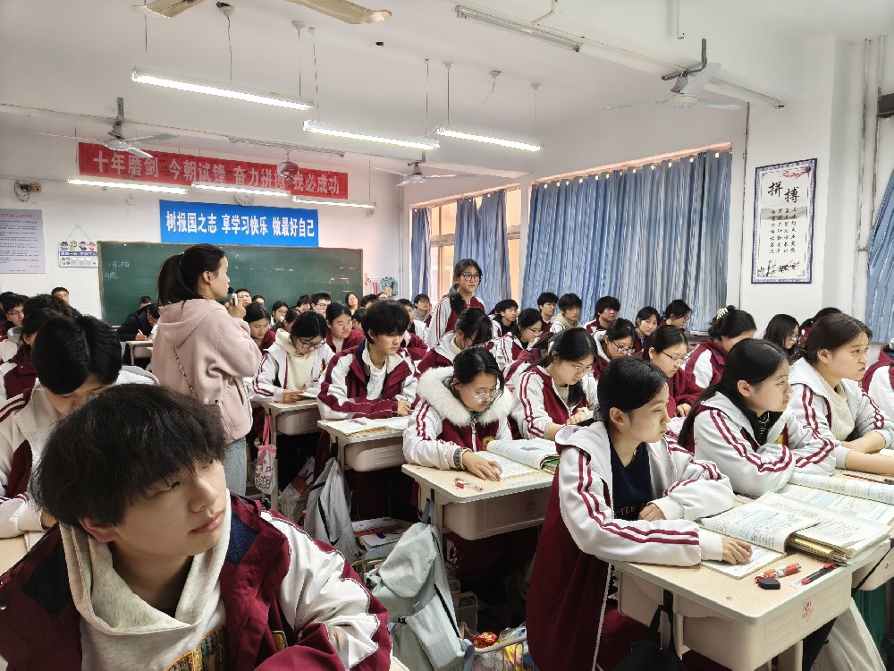 专家引领 教研赋能 ⎜郑州四中宋中锁老师深入我校政治课堂听评指导