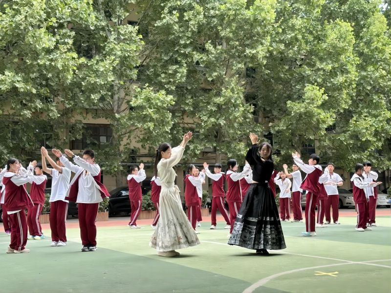 青春飞扬 舞动校园：郑州优胜实验中学举办校园集体舞比赛