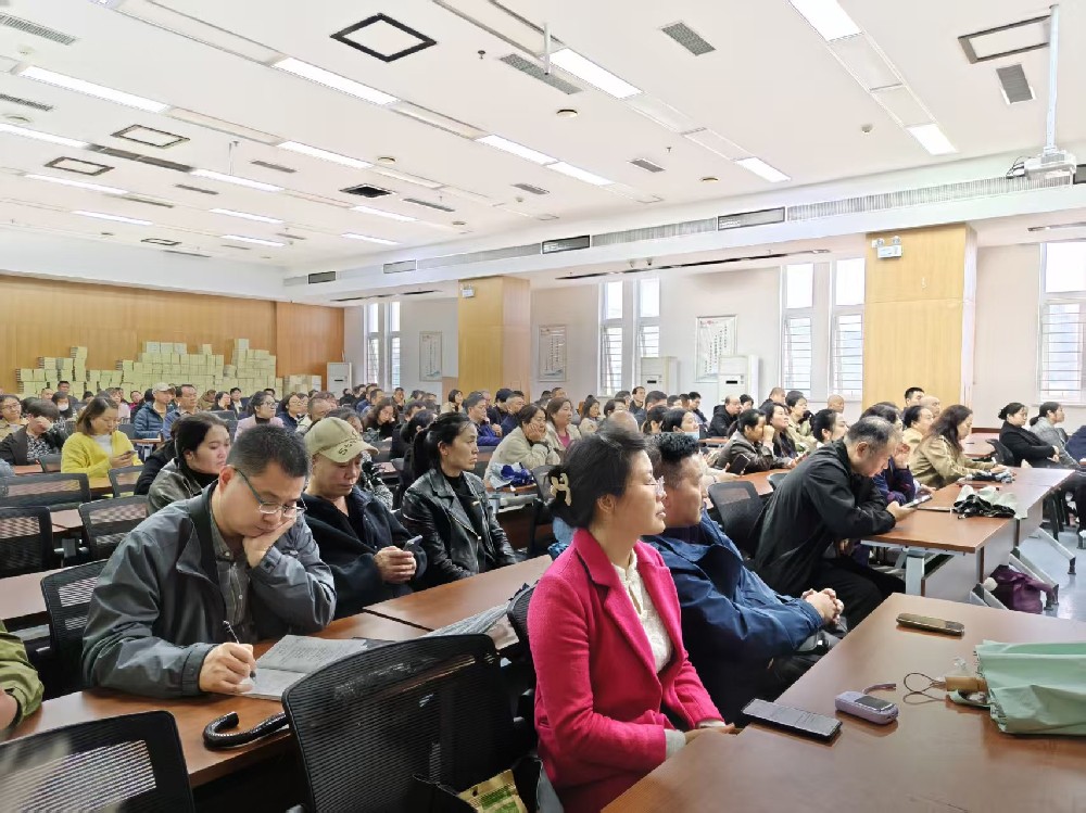 家校同心聚合力 规划引领启新程——我校成功召开“家校共育 携手同行”主题家长会