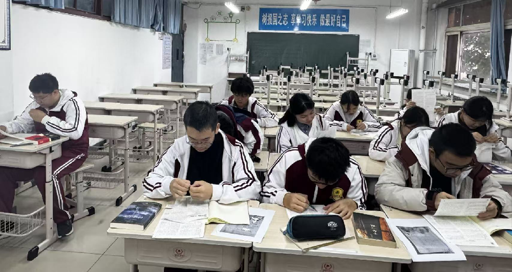 社团活动 │ 文学社：用文字碎片，拼出青春的诗意宇宙