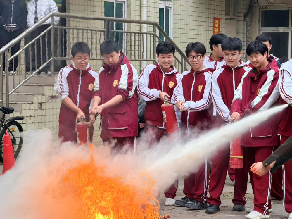 筑牢校园安全“防火墙”——郑州优胜实验中学高一年级开展消防应急疏散演练