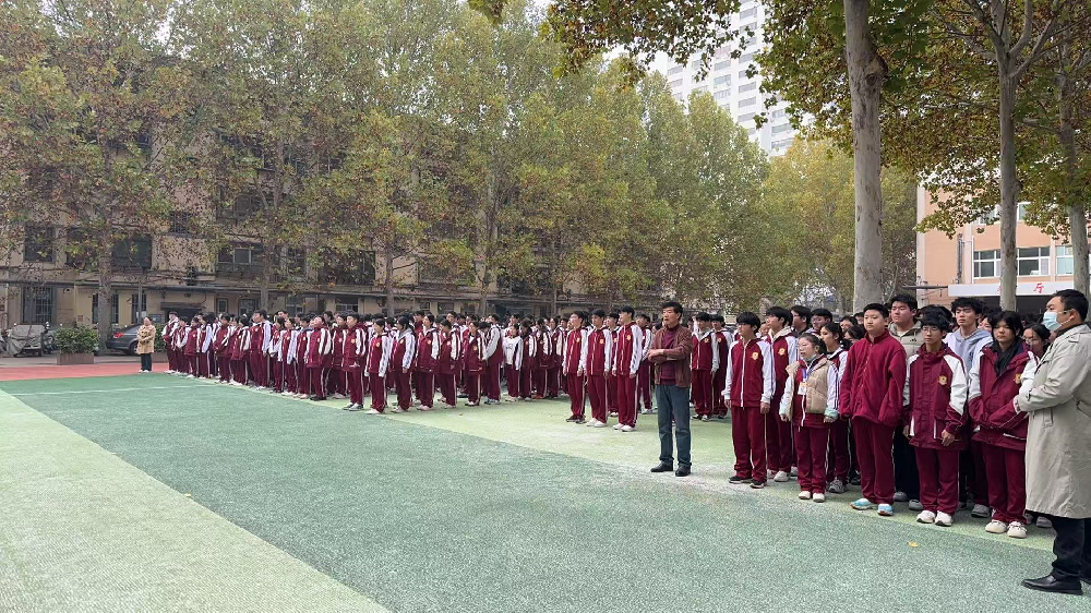 心灵如光 青春绽放——郑州优胜实验中学举行“心理健康教育”主题升旗仪式