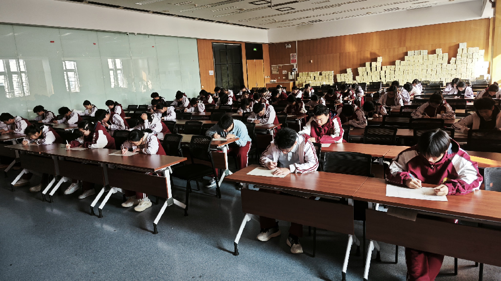 以词为翼 竞绽锋芒——我校高一年级英语词汇大赛圆满落幕