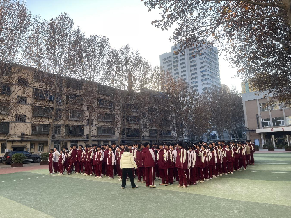 以“练”筑防 防患未“燃”——郑州优胜实验中学高二年级开展消防演习