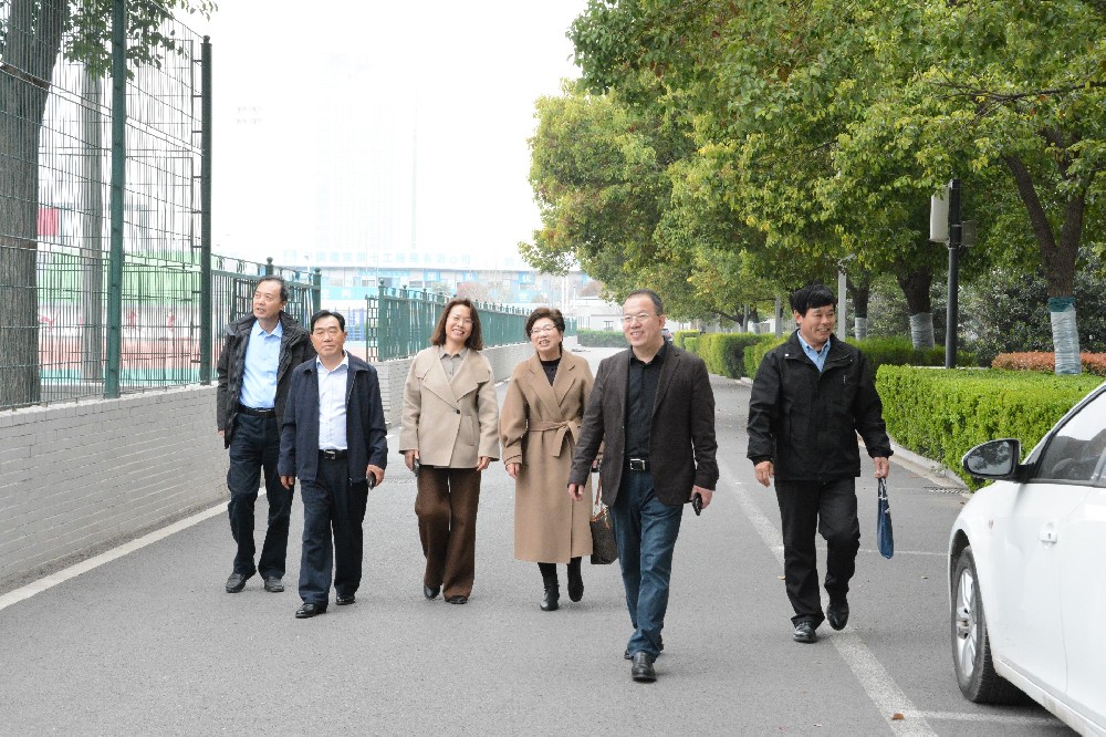 汲取名校智慧 共绘发展新篇——我校领导班子赴郑州一中交流学习