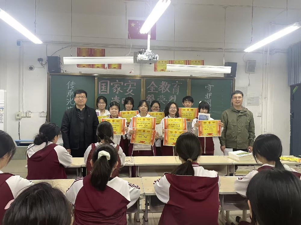 清明祭英烈 国家安全记心间——我校高一年级举办手抄报颁奖仪式
